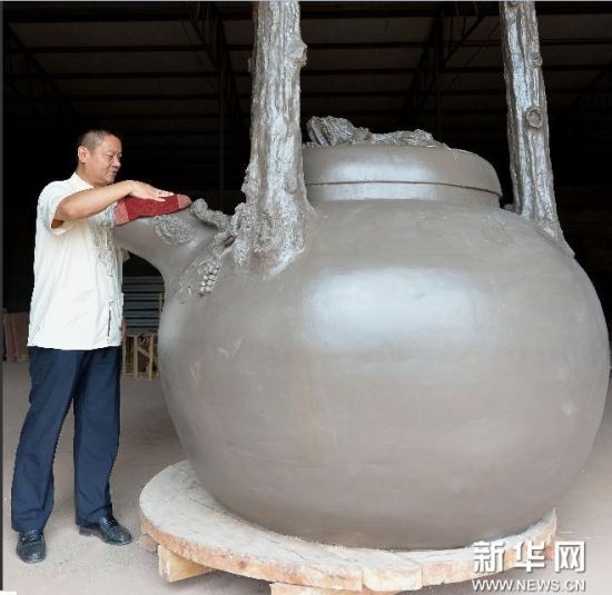 7月24日，周占群在擦拭刚刚烧制出炉的巨型紫砂壶