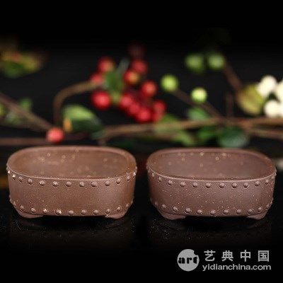 小长方花脚花盆  起拍价：RMB 1.08万