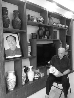 苏松本展示淘来的“宝贝”。