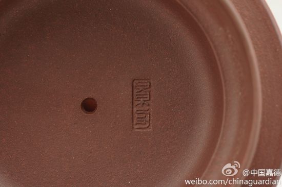 顾景舟制的九头咏梅茶具底部 图片来源于@中国嘉德 官方微博 新浪收藏配图