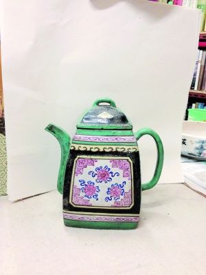 清·雍正、乾隆 　　加彩绣球纹汉方壶