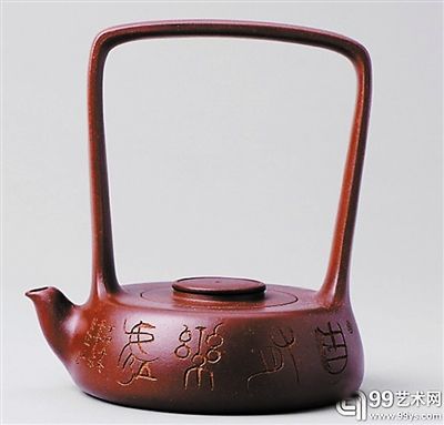 顾景舟制、韩美林刻字合作“此乐提梁壶”今春以828万元成交。 （资料图片）