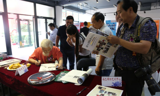 尚8书画苑创始人薛荣萍先生为观众签名留念