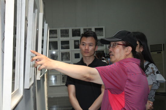 中央民族大学美术学院博士生导师高润喜在现场