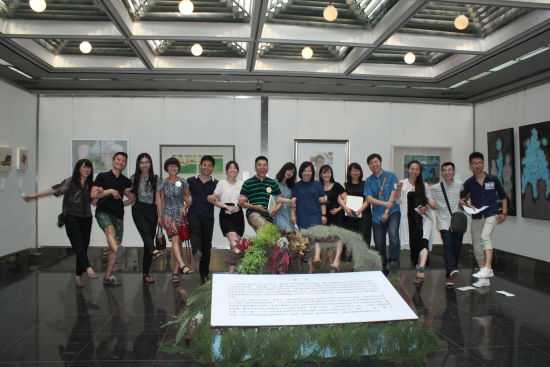 艺术家、策展人合影