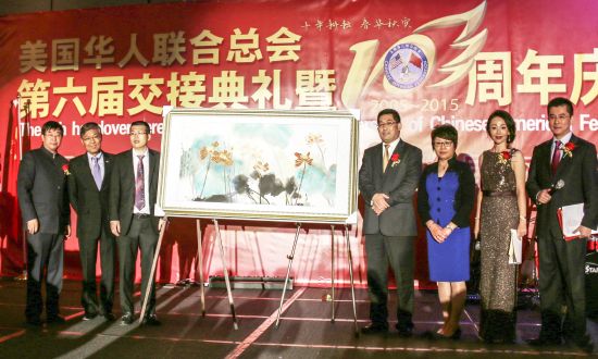 中国驻洛杉矶总领事刘健大使、美华总会长李社潮与韩墨等举行作品捐赠仪式