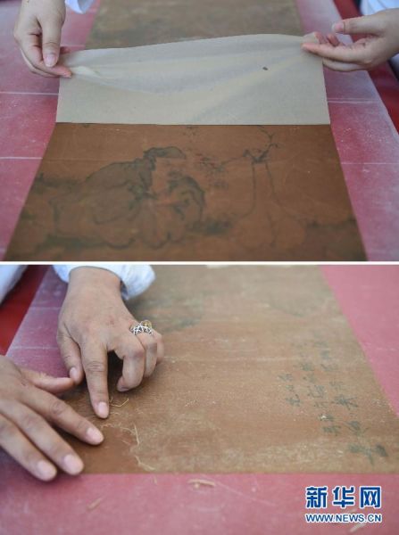 5月27日，首都博物馆的工作人员在展示利用生物揭展剂（上）和传统揭展剂（水）（下）对古书画作品进行揭展的效果（拼版照片）。新华社记者 罗晓光 摄