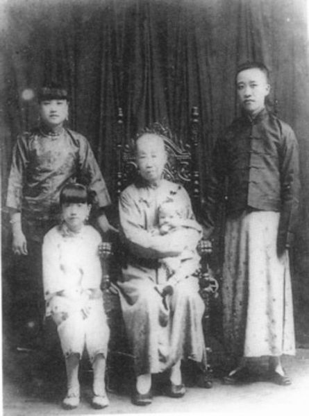 吴昌硕与家人合影