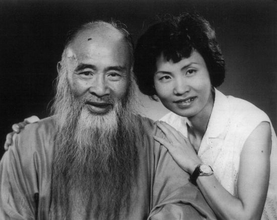 1963年，心瑞获准赴港探望父亲大千先生。此为心瑞与父亲摄于香港东方艺术相馆。