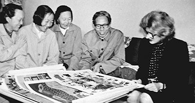 一九八二年，基辛格夫人南希在上海挑选金山农民画。