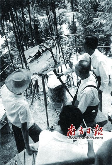 丁衍庸与香港中文大学艺术系学生在郊外写生，摄于上世纪60年代初。