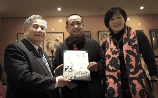 旧金山市议会参事为艺术家陆春涛颁发“旧金山市议会艺术奖”。