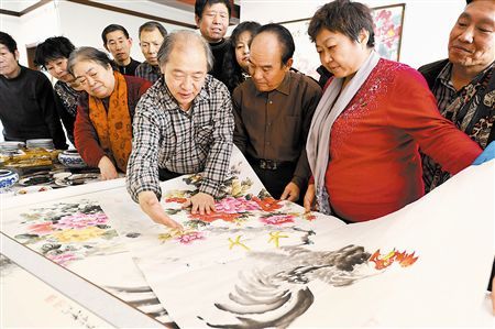 王书平在教农民绘画。本报记者 谢德斌 摄