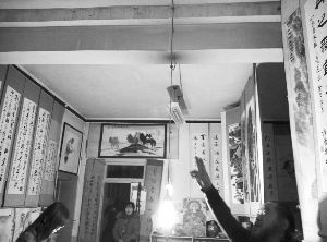 字画店内两次漏水留下的痕迹仍然可以看到。本报记者 张永生 摄