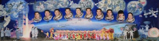 耸立于中国航天员中心大厅中央的巨幅油画《飞天英雄谱》（1029×290cm）