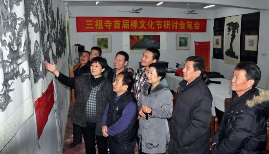 12米高的朴墨心画在三祖禅寺首届禅文化学术研讨会展出（李兆祥摄） 