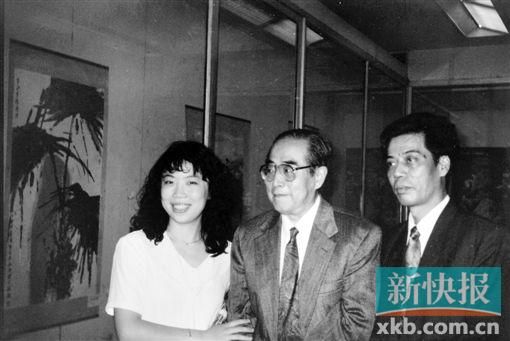陈永锵1993年与程十发在上海美术馆个展上合影