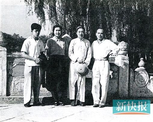 1952年秋,罗铭(右一)从南洋归国,应徐悲鸿院长(右二)之请,任教于北京中央美术学院国画系,并暂住徐府,假日同游。此照是他与徐悲鸿及其夫人廖靖文(左二)等人秋游北海公园所留。