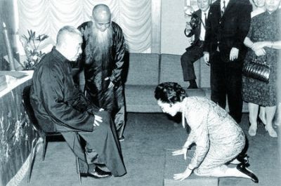 1980年代初，张大千的夫人徐雯波拜马寿华为国画老师，行传统的三跪九拜大礼。