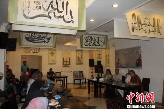 应印尼千岛文化交流协会的邀请，中国宁夏书法家张子英18日在印尼雅加达举行阿拉伯文书法交流会。　顾时宏　摄