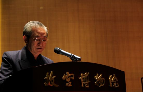 中国美术家协会中国美协线描艺术研究会会长李魁正在首发仪式致词