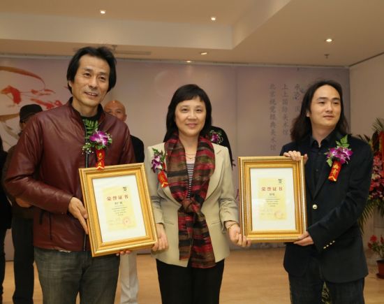 视觉经典美术馆吴华馆长亲自为两位艺术家颁发荣誉证书 