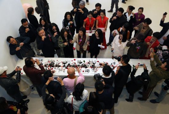 艺术家李广明举杯邀请现场嘉宾观众共饮后泼洒冰墨