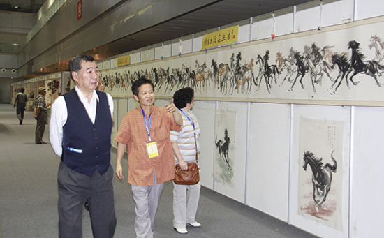 重庆市政协副主席张忠惠观看陈有杰巨幅作品 《百马图》
