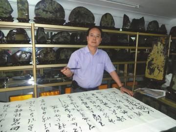 李永平在宁夏银川写书法。