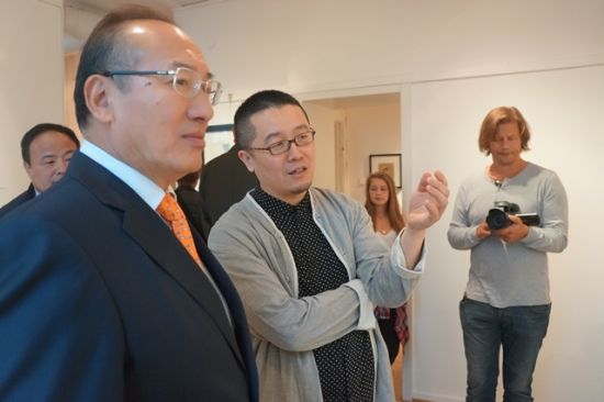 徐航在向赵军大使介绍