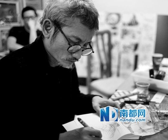徐克在绘图中。