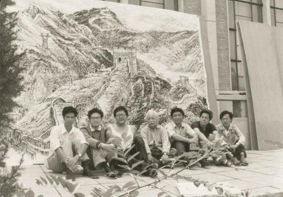 1984年，画家姜宝林、赵准旺、龙瑞、王镛、赵卫、陈平为地铁西直门站作70米水墨壁画时与张仃先生合影
