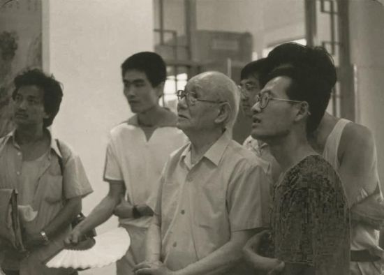 1987年，“陈向迅、赵卫、卢禹舜、陈平四人山水展”首展李可染先生观看展览
