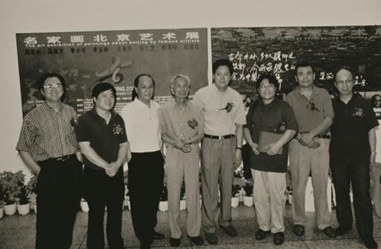 2001年，由吴冠中老师带队在“名家画北京艺术展”上李宝林、李小可、吴冠中、赵准旺、马海方、张仁芝等画家合影