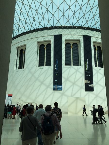 大英博物馆入口处巨大的玻璃天幕中庭