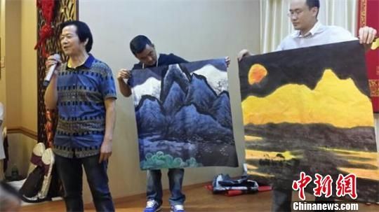 原生态国画独创艺术家、国家一级美术师贾雨60岁寿宴上点评自己作品。 范家成 摄