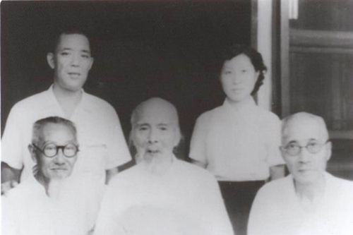 齐白石与姚石倩(1879—1962)等人的合影。照片前排中为齐白石，左侧为姚石倩，后排左测为张冠英。