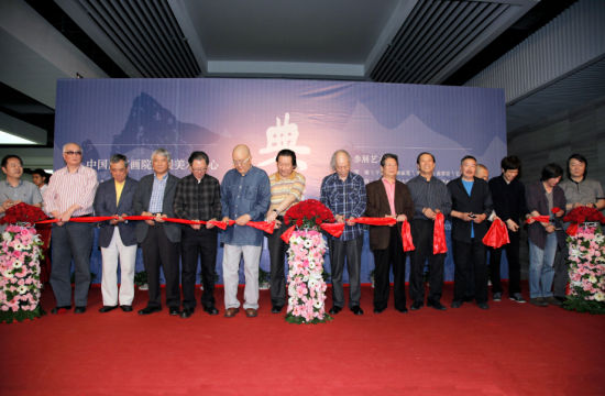 中国国家画院院长杨晓阳（左七）与参展艺术家剪彩