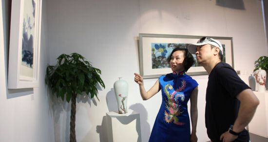 中国摇滚之父、艺术家崔健与艺术家陈琴共同探讨其画作