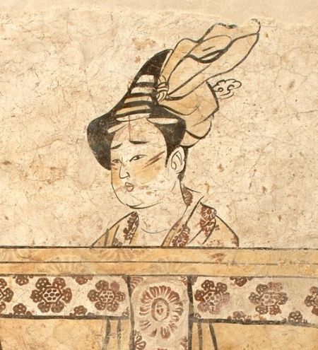 安阳的唐代赵逸公墓壁画中女子的眉毛画成八字，两腮上有两道红色的斜线，看起来有些悲戚。