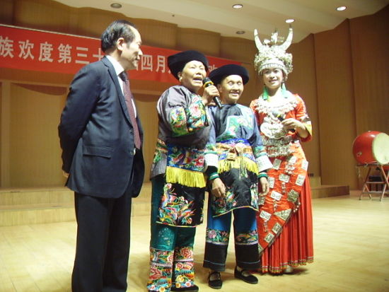 收藏家田太华（左一）与“你是大姐”石爬专（右三）等在舞台上