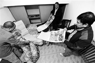 赵孟东(右一)和朋友在清点损失 　摄影 《法制晚报》记者 刘畅