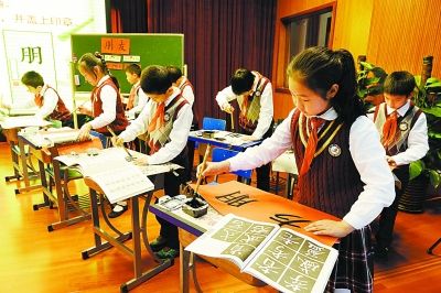 4月29日，上海市第一师范附属小学的学生们在“书法名家进校园”活动上练习书法。新华社发