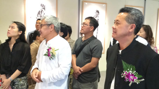 金龙华实业董事长陈柏村（右）与嘉宾、艺术家、观众共同观看展览作品