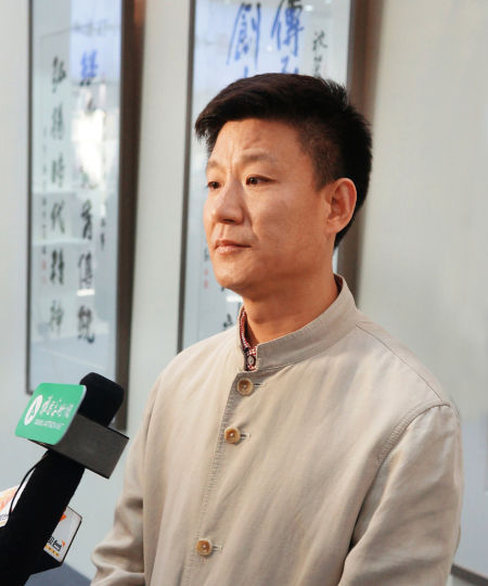 大易文化发展有限公司副总经理、中晨美术馆执行馆长刘绍海介绍中晨集团·中国(青州)书画艺术城特展作品