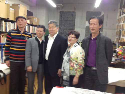  李可染的儿子、日本京都造型艺术大学教授、艺术大师李庚(中)在京都造型艺术大学亲切接见了上海书画代表团。