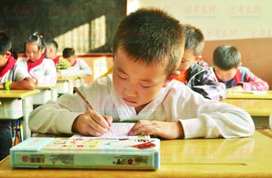 香江路第一小学二年级的小学生用铅笔练习硬笔书法。