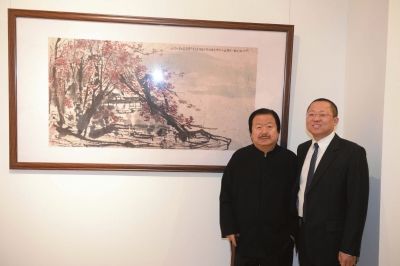 策展人吴文君（右）与艺术家崔如琢在其作品前。本版图片除署名外均为京华时报记者陶冉摄