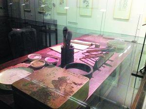 北京画院四楼展厅中间复原的白石画室