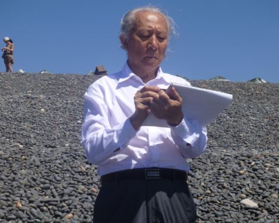 宋明远在海边写生